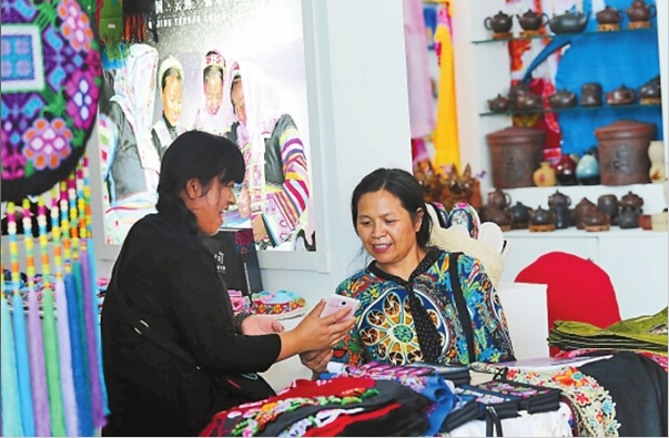 民族文化大放異彩 精彩創(chuàng)意扮靚展會(huì)
