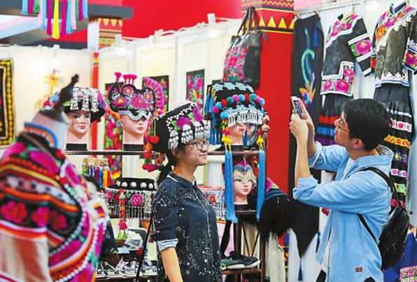 民族文化大放異彩 精彩創(chuàng)意扮靚展會(huì)