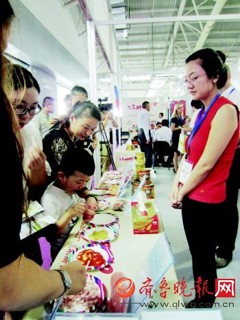 臨沂商博會(huì)：進(jìn)口商品展區(qū)嗨到停不下來(lái)(圖2)
